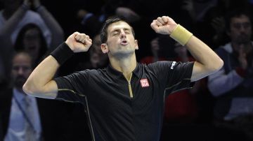 El tenista serbio Novak Djokovic celebra su victoria ante el suizo Stan Wawrinka durante el juego de sencillos masculino del Masters de Londres.