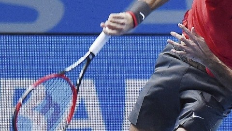 Roger Federer devuelve un saque en el segundo set del partido de ayer.