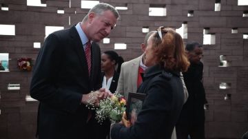 El alcalde Bill de Blasio saluda a una familiar de las víctimas.
