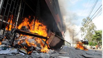 Maestros irrumpieron en el Congreso estatal de Guerrero, donde causaron destrozos y quemaron vehículos.