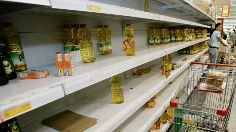 Se hacen largas filas para poner conseguri alimentos en el país sudamericano.