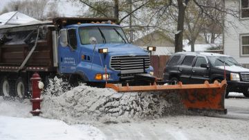 Trabajadores limpian calles tras las nevadas en  Minneapolis.