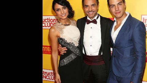 Dos generaciones, un padre, dos hijos: Aislinn Derbez (izq.), Eugenio Derbez (centro) y Vadhir Derbez (der.).
