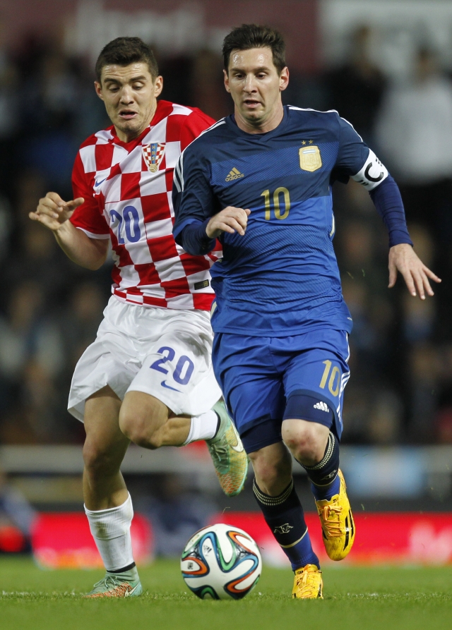 El jugador croata Mateo Kovacic aprieta la marca sobre el argentino  Linel Messi.