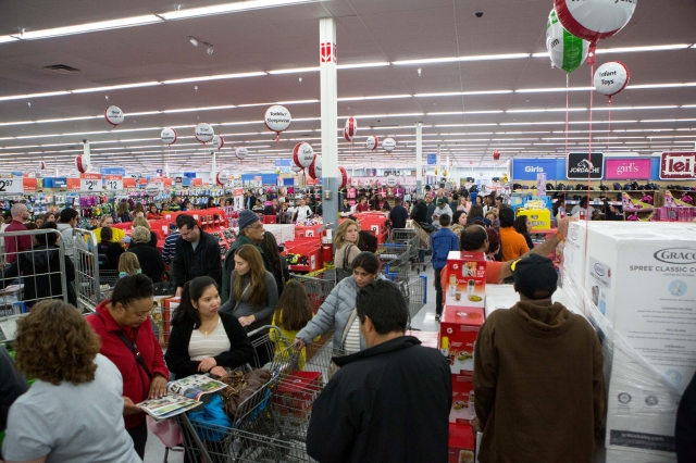 Clientes de Wal Mart en el Black Friday de 2013