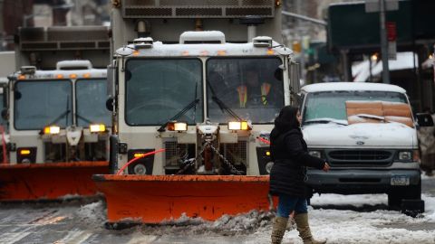 El DSNY indicó que este jueves se verían en las calles a los camiones esparcidores de sal.