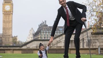 El hombre más alto y el más bajo se reúnen en un aniversario de los récords Guinnes.