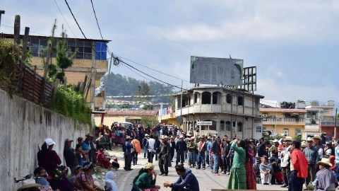 Cientos de manifestantes bloquean una carretera  a la altura del kilómetro 212 de la capital guatemalteca, en el sector conocido como San Juan Ostuncalco.