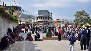 Cientos de manifestantes bloquean una carretera  a la altura del kilómetro 212 de la capital guatemalteca, en el sector conocido como San Juan Ostuncalco.