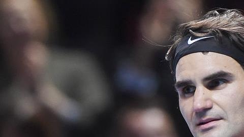 Federer celebra el triunfo en su tercer set sobre su compatriota Wawrinka.