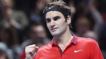 Federer celebra el triunfo en su tercer set sobre su compatriota Wawrinka.