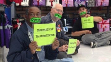 Miembros del grupo Our Wal Mart protestan dentro de la tienda de la empresa en Pico Rivera.