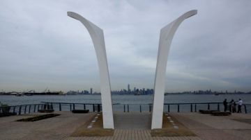 El monumento Postcards honra la memoria de los 274 bomberos de la isla que murieron en los ataques del 11 de septiembre de 2001.