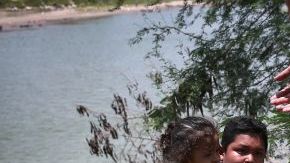 Un agente de la Patrulla Frontera ayuda a inmigrantes que cruzaron el Río Bravo, en Texas, el 24 de julio de 2014.