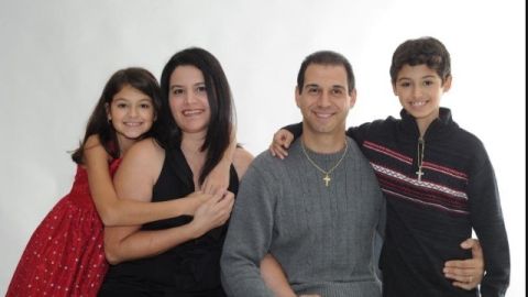 Andrew (der.) hoy de 11 años de edad,  con su hermana melliza Isabella y sus padres Andy y Cathy. El menor, quien nació prematuro, superó el  VSR antes de cumplir el año.