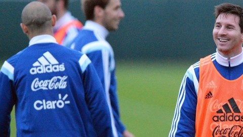 .. Manchester (United Kingdom), 15/11/2014.- Argentina's Lionel Messi (R) attends his team's training session at Manchester City's training complex in Carrington, Manchester, Britain, 15 November 2014. Argentina will face Portugal in an international friendly soccer match at Old Trafford on 18 November 2014. (Futbol, Amistoso) EFE/EPA/PETER POWELL