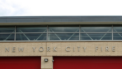 El arresto se produjo frente al cuartel de NYFD.