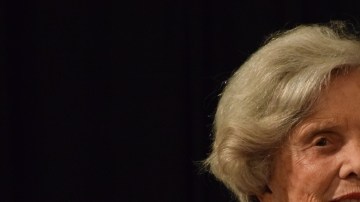 Elena Poniatowska se dirige al público durante su intervención.