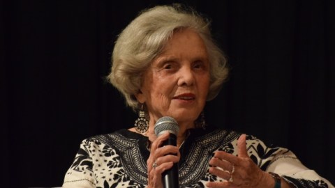 Elena Poniatowska se dirige al público durante su intervención.