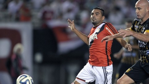 Gabriel Mercado (izq.)  se exige a fondo en la lucha por la pelota con Iván Furios en un trámite del partido disputado por River y Olimpo en el Estadio Monumental.