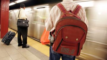 Proponen prohibir las mochilas como una manera de crear más espacio para los pasajeros.