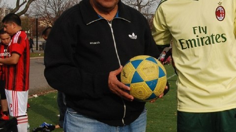 Washington 'Pío' Sierra (izquierda) junto a su hijo Alfredo, uno de los temibles delanteros del parque de Flushing.