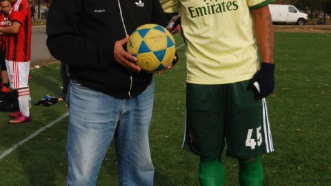 Washington 'Pío' Sierra (izquierda) junto a su hijo Alfredo, uno de los temibles delanteros del parque de Flushing.