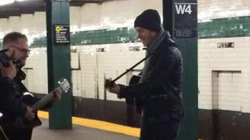 Jonas decidió bajar a las profundidades del metro de Nueva York y cantar Jealous.