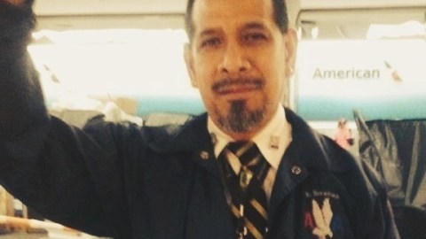 Esteban Rámirez, un mexicano que trabaja como asistente de sillas de ruedas en LaGuardia, ha sido víctima de abuso salarial.