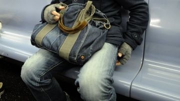La MTA quiere refrescar las normas de comportamiento en los trenes como el sentarse apropiadamente.