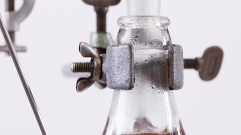 Por medio de un sencillo proceso de destilación, Smits logró convertir el contenido de una botella de refresco en agua potable.