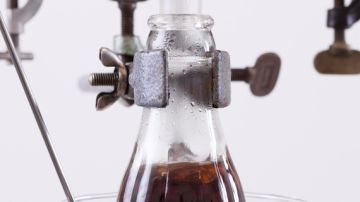 Por medio de un sencillo proceso de destilación, Smits logró convertir el contenido de una botella de refresco en agua potable.
