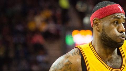 Dos errores de James en la recta final propiciaron la derrota de Cleveland.