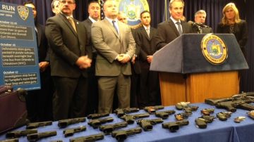 El fiscal general Eric Schneiderman presenta las armas incautadas.
