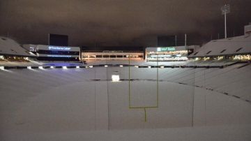 Impresionante imagen del Ralph Wilson Stadium copado por nieve.