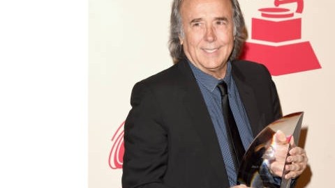Serrat dedicó el galardón al público y a sus compañeros de profesión.