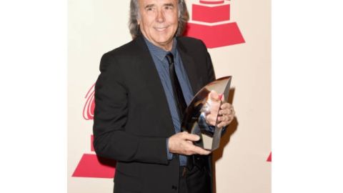 Serrat dedicó el galardón al público y a sus compañeros de profesión.