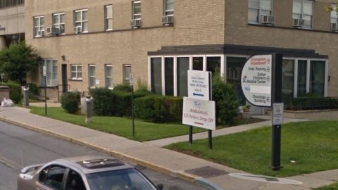 El niño fue llevado al Cohen Children's Medical Centerse donde se determinó que sufría fractura de cráneo y hemorragia.