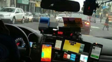Interior de un taxi que trabaja con múltiples bases y por ende deben tener múltiples tablas.
