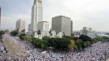 Miles de personas esperan el anuncio de Obama sobre el alivio migratorio. En la foto, la marcha histórica realizada en Los Ángeles en 2006.
