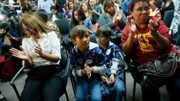 Isabel Medina y sus hijos Ryan y Jimmy escuchan el discurso de Obama sobre alivio migratorio.