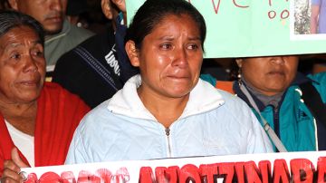 La madre (centro)  de uno de los 43 desaparecidos de Ayotzinapa,encabeza una de las marchas realizadas en México.