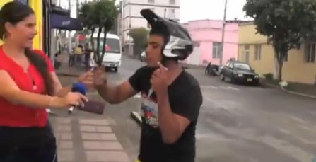 En las imágenes se ve cuando el delincuente huye con el celular.