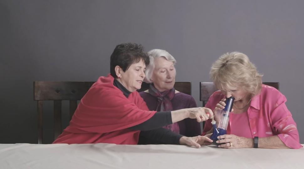 Tr o De Abuelas Fuma Marihuana Por Primera Vez video El Diario NY tr-o-de-abuelas-fuma-marihuana-por-primera-vez-video-el-diario-ny