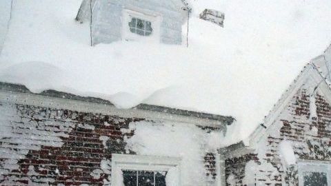 Una casa cubierta de nieve en Buffalo, en el estado de Nueva York.