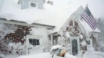 Una casa cubierta de nieve en Buffalo, en el estado de Nueva York.