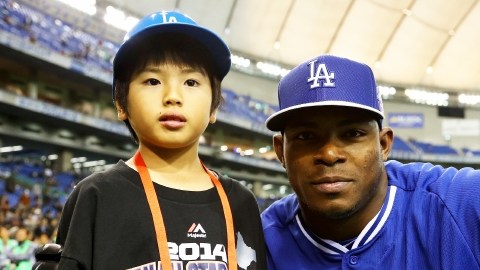 Yasiel Puig se dio tiempo para atender a los seguidores japoneses que lo asediaron.