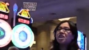 ¡No sigan robando el dinero de México!, reclamó la mujer a Sofía Castro.