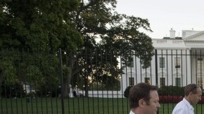 Efectivos del Servicio Secreto estadounidense patrulla junto a la valla norte de la Casa Blanca.