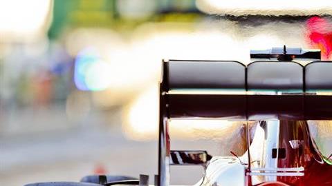 Rosberg logró la pole position y partirá por delante de su compañero de equipo Lewis Hamilton con quien disputará el título de la Fórmula 1